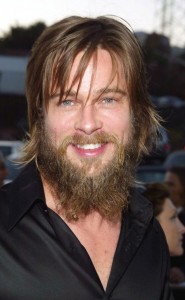 Brad-Pitt-une-barbe-tendance-hippie-en-2002